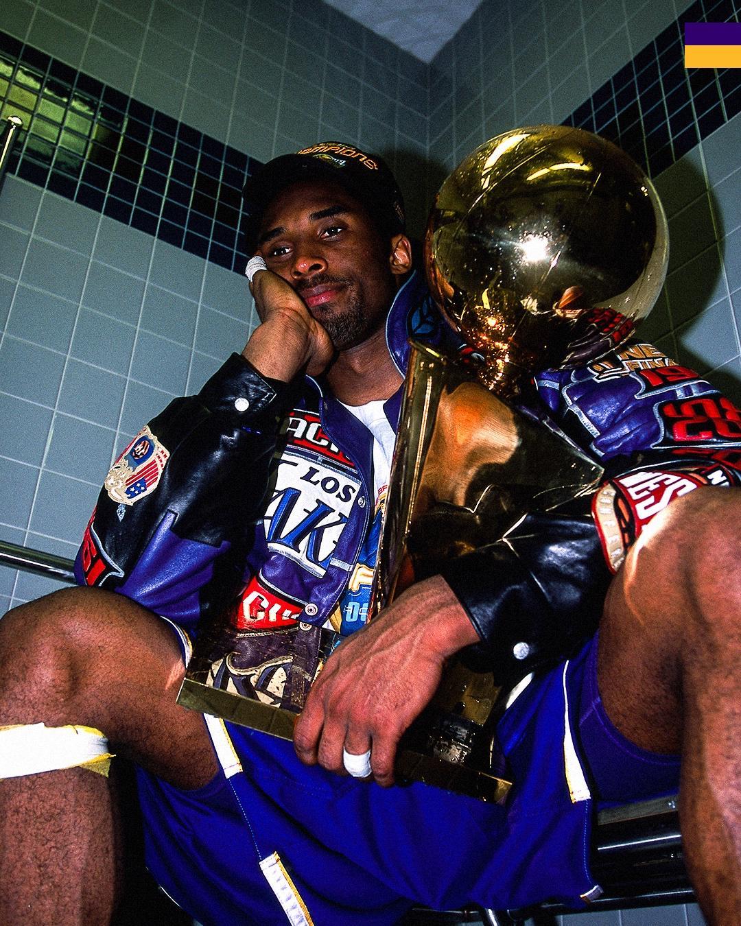 致敬曼巴日！湖人官方晒出科比生涯夺冠精彩瞬间：5次总冠军