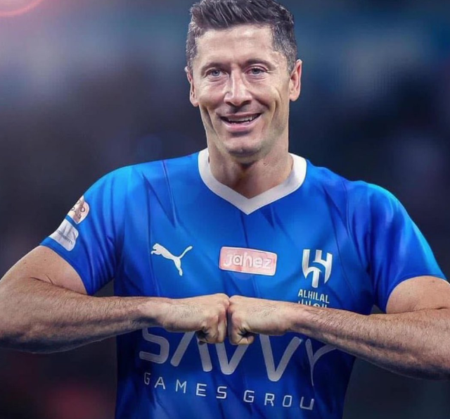 沙特豪门1亿年薪邀约 莱万拒绝！铁心留守巴萨 想拿欧冠冠军